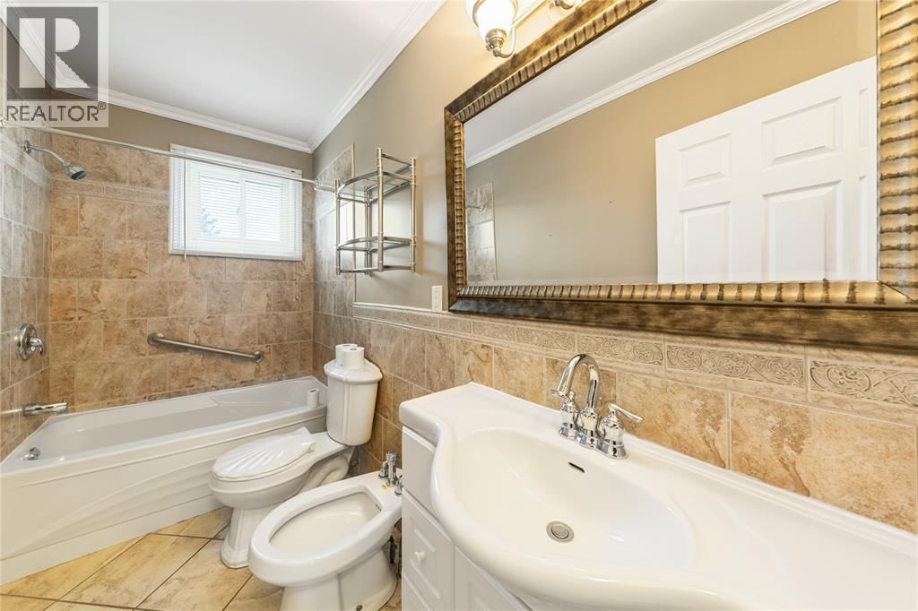 748 ALEXANDER STREET Image 16