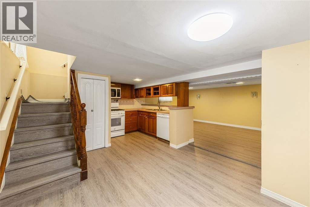 748 ALEXANDER STREET Image 17