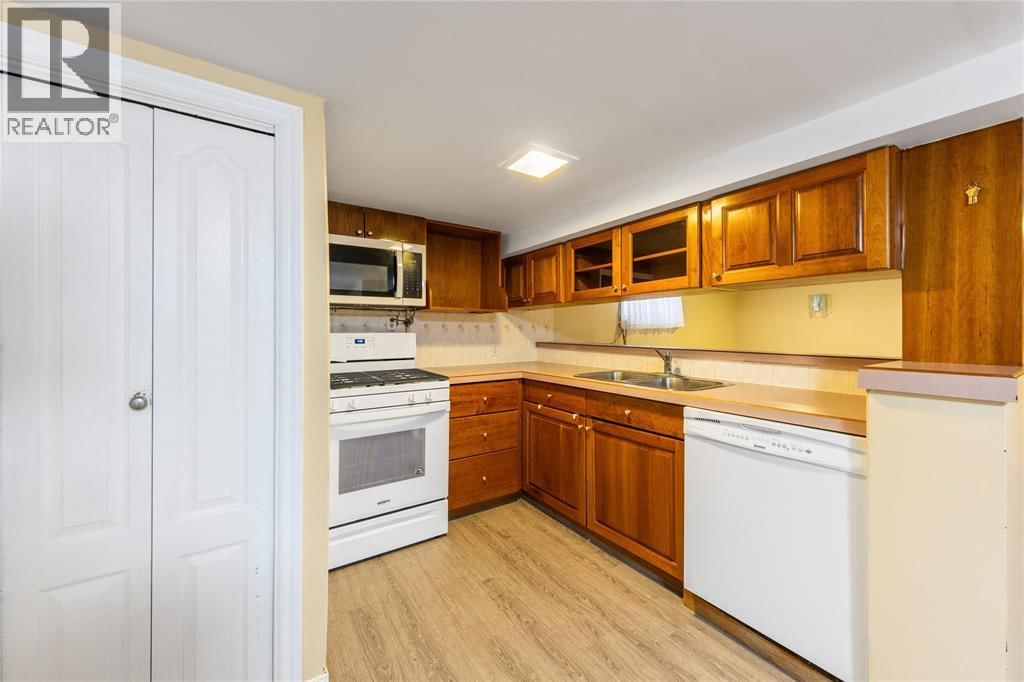 748 ALEXANDER STREET Image 18