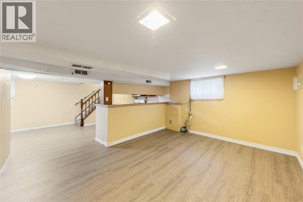 748 ALEXANDER STREET Image 20