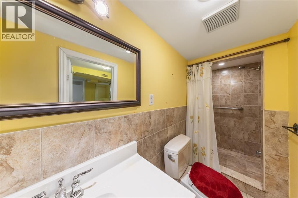 748 ALEXANDER STREET Image 24