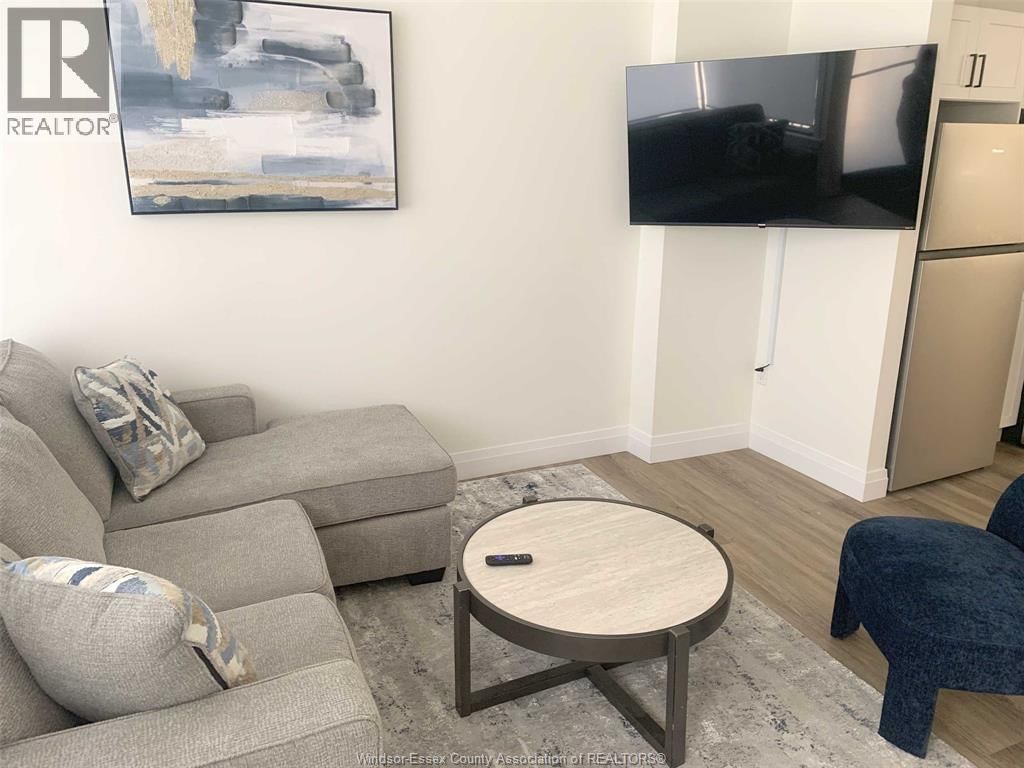 1233 UNIVERSITY AVENUE WEST Image 2