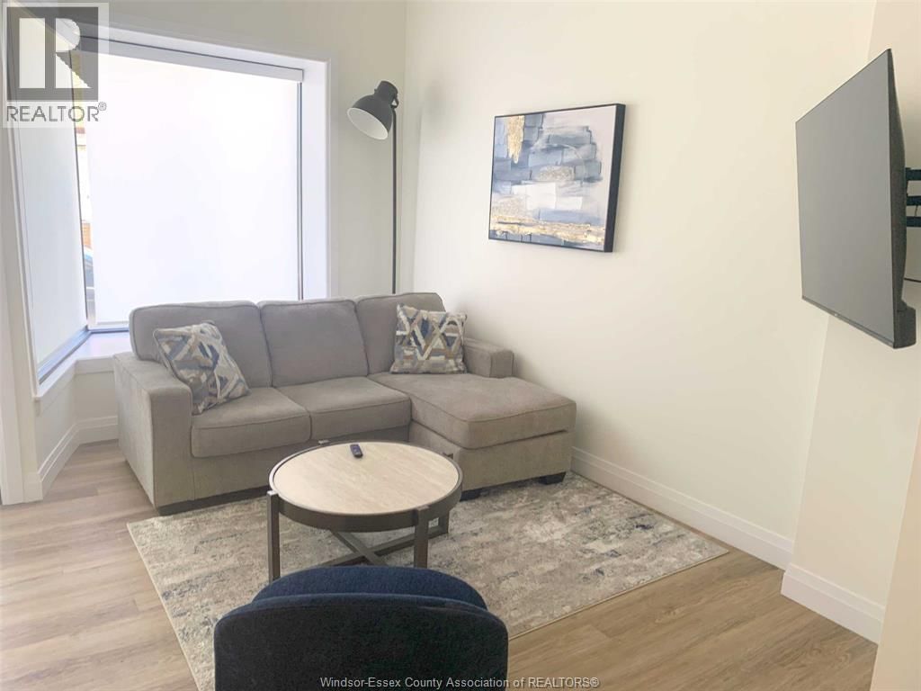 1233 UNIVERSITY AVENUE WEST Image 3