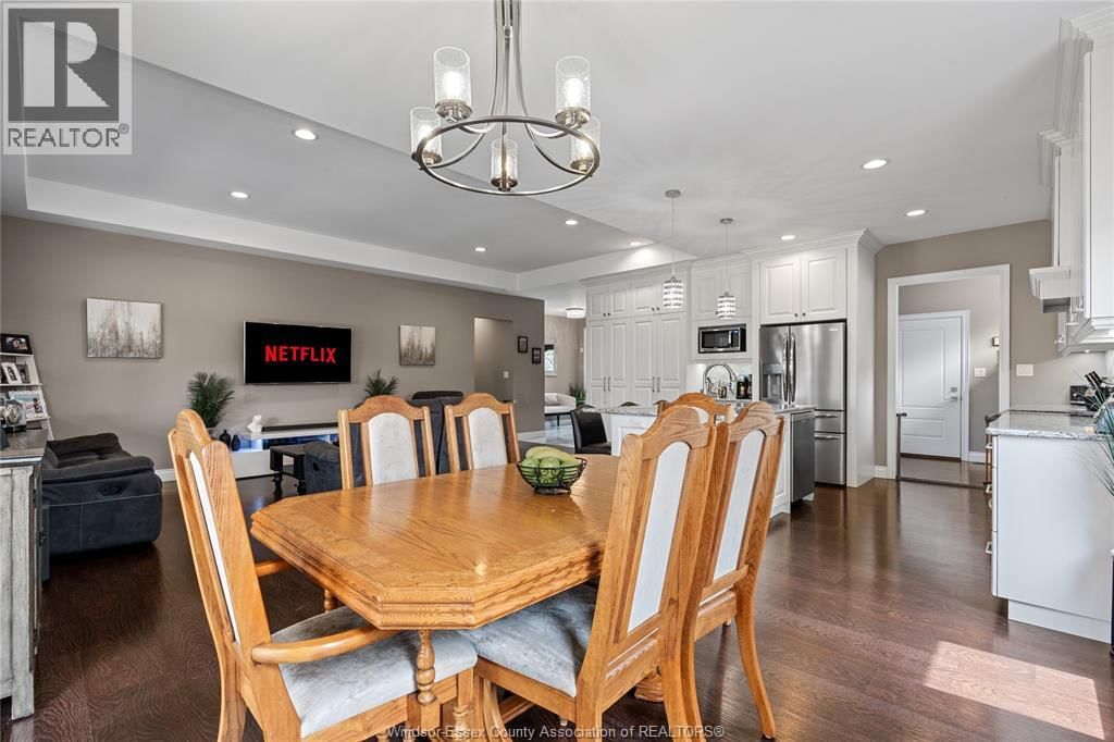 24 PEACHTREE LANE Image 18