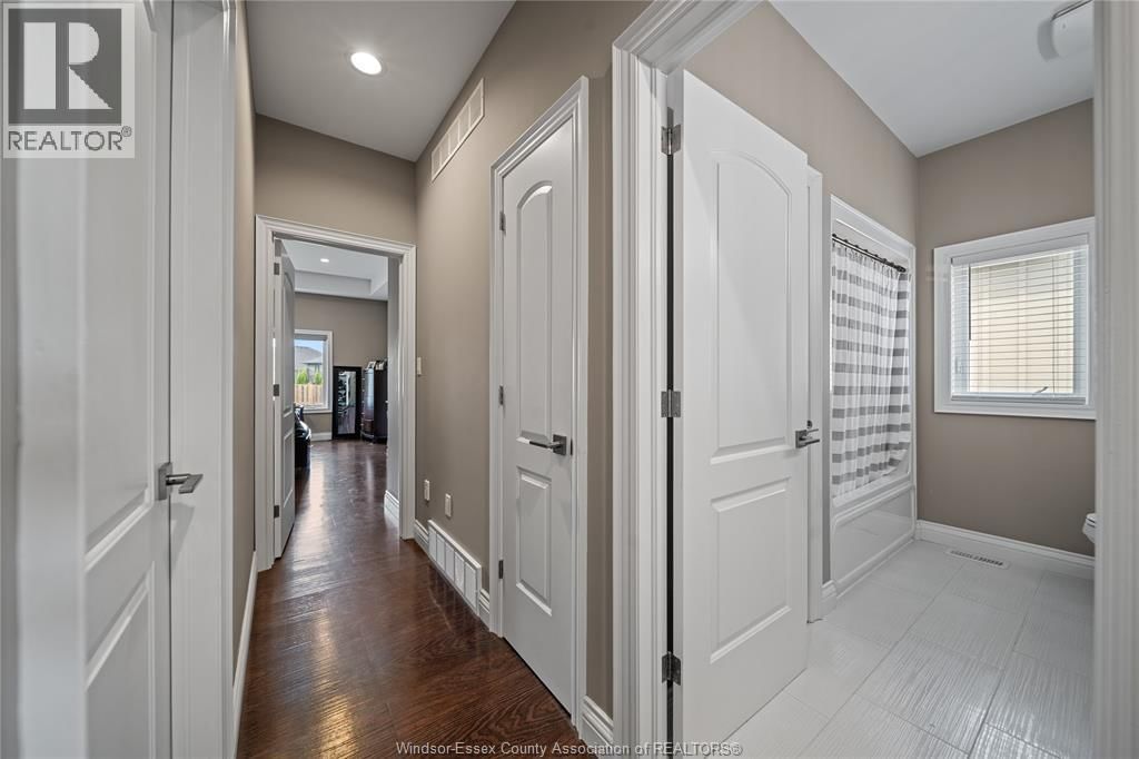 24 PEACHTREE LANE Image 20