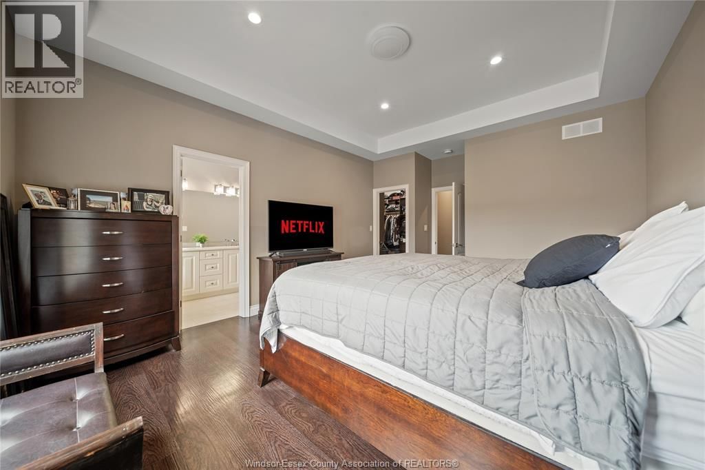 24 PEACHTREE LANE Image 23