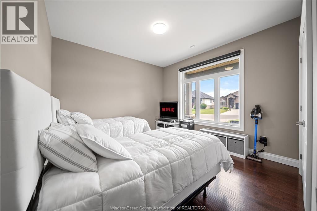 24 PEACHTREE LANE Image 26