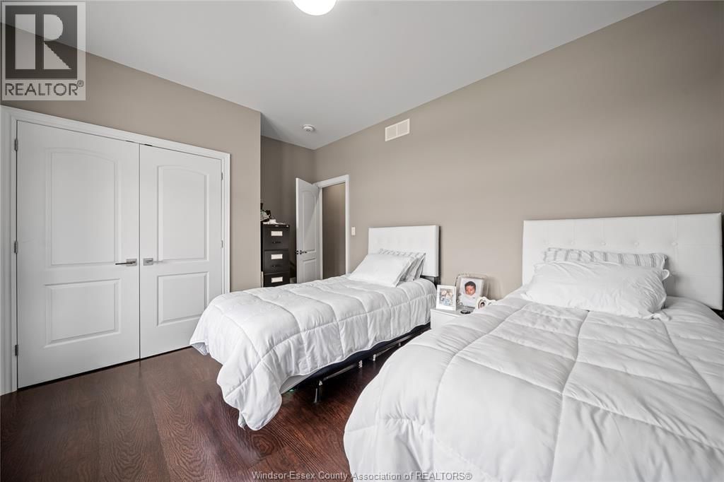 24 PEACHTREE LANE Image 27