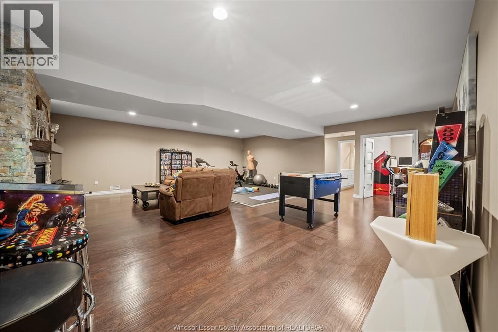 24 PEACHTREE LANE Image 28