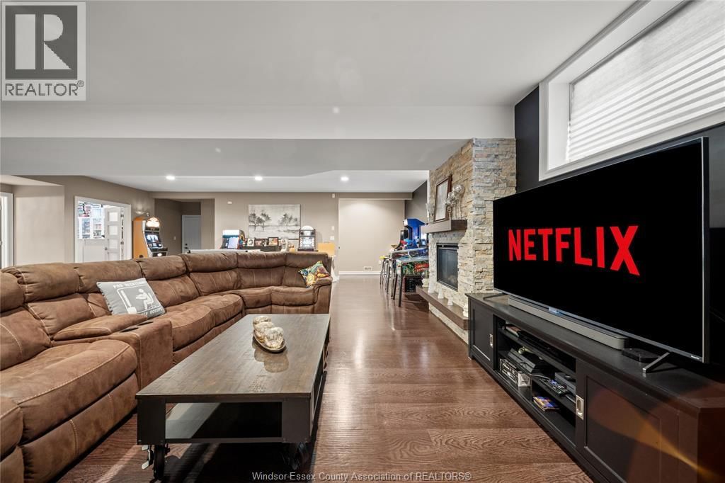 24 PEACHTREE LANE Image 29