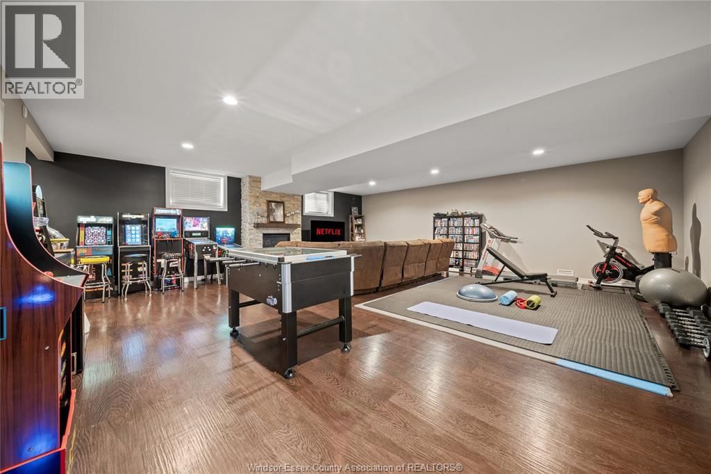 24 PEACHTREE LANE Image 30