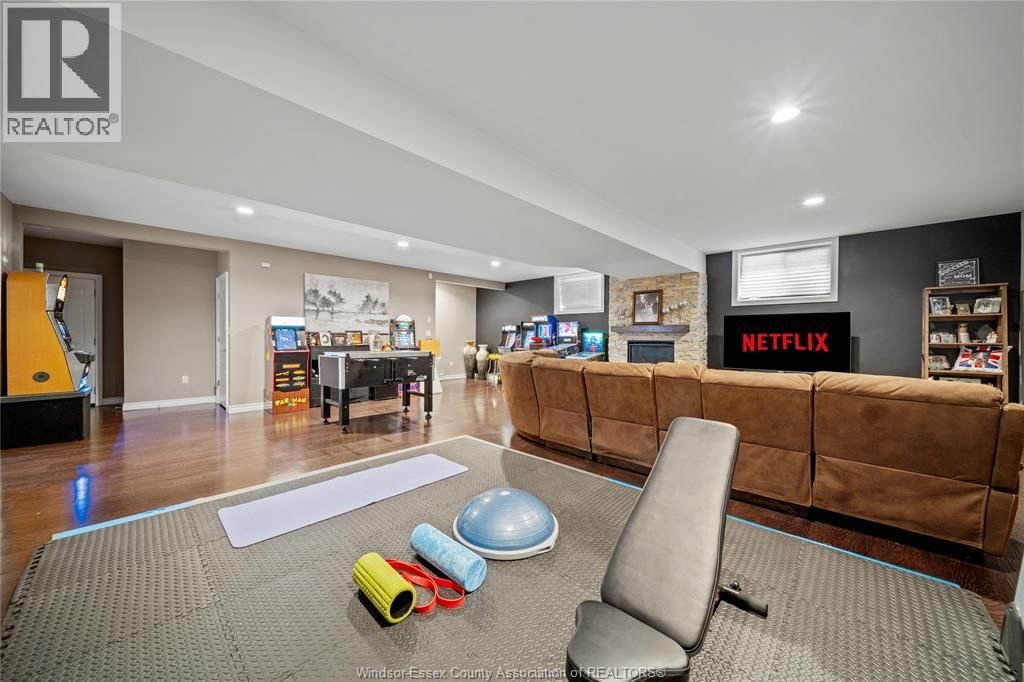 24 PEACHTREE LANE Image 31