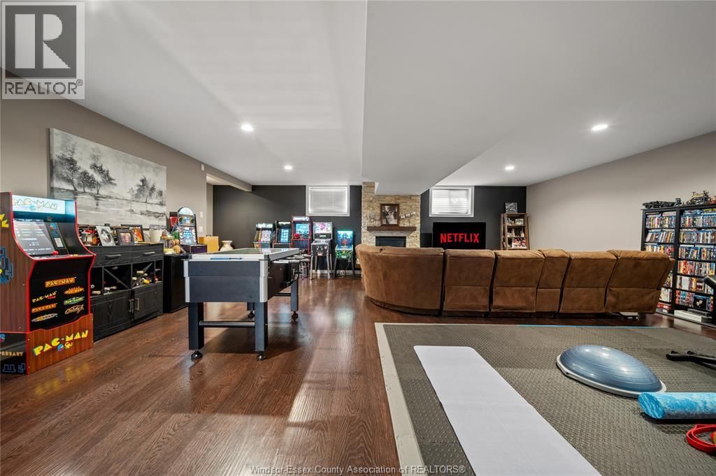 24 PEACHTREE LANE Image 32