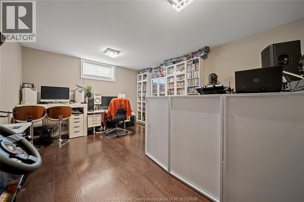 24 PEACHTREE LANE Image 33