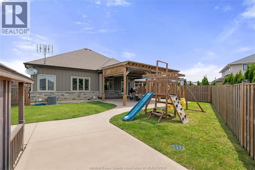 24 PEACHTREE LANE Image 38