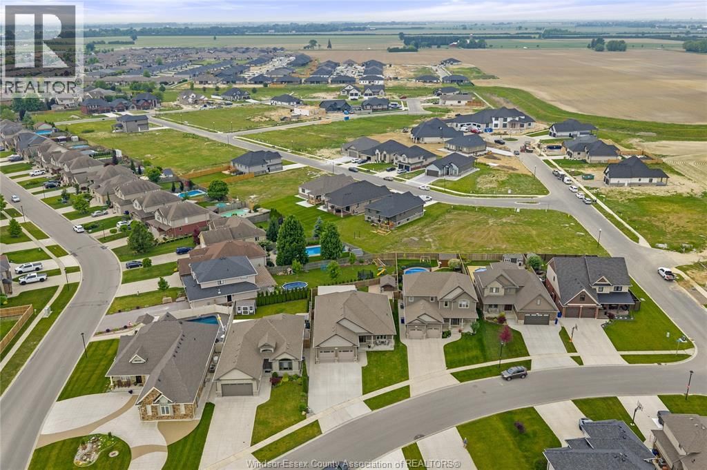 24 PEACHTREE LANE Image 41