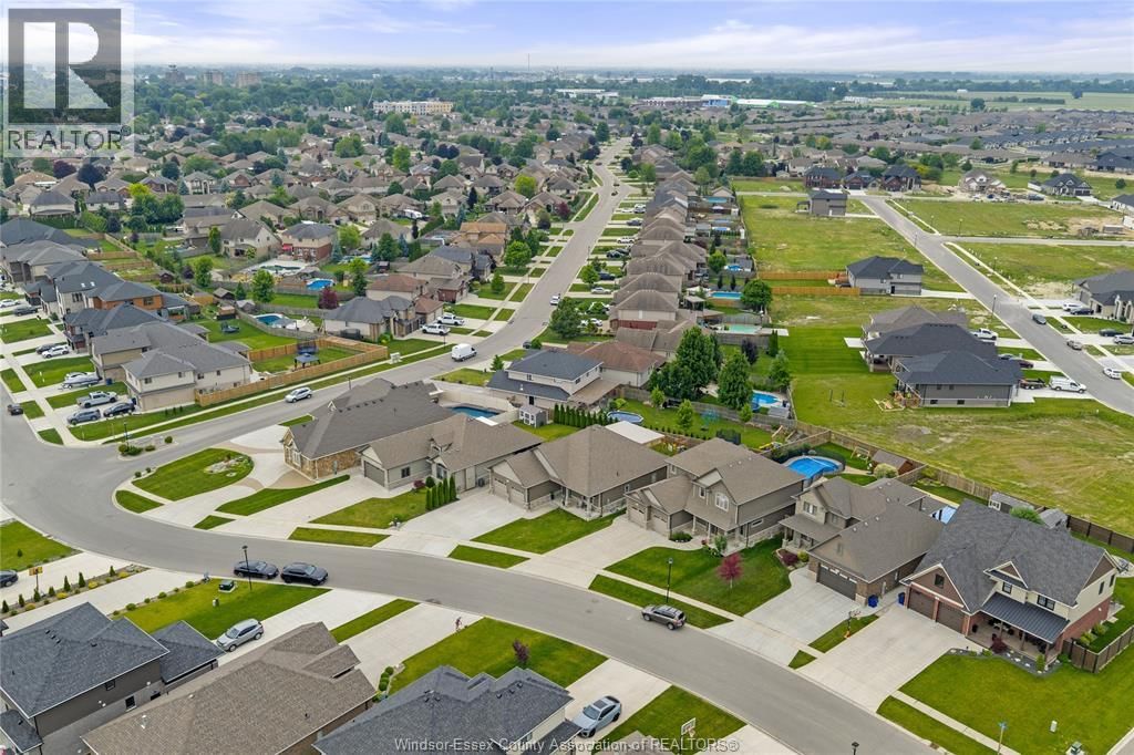 24 PEACHTREE LANE Image 42