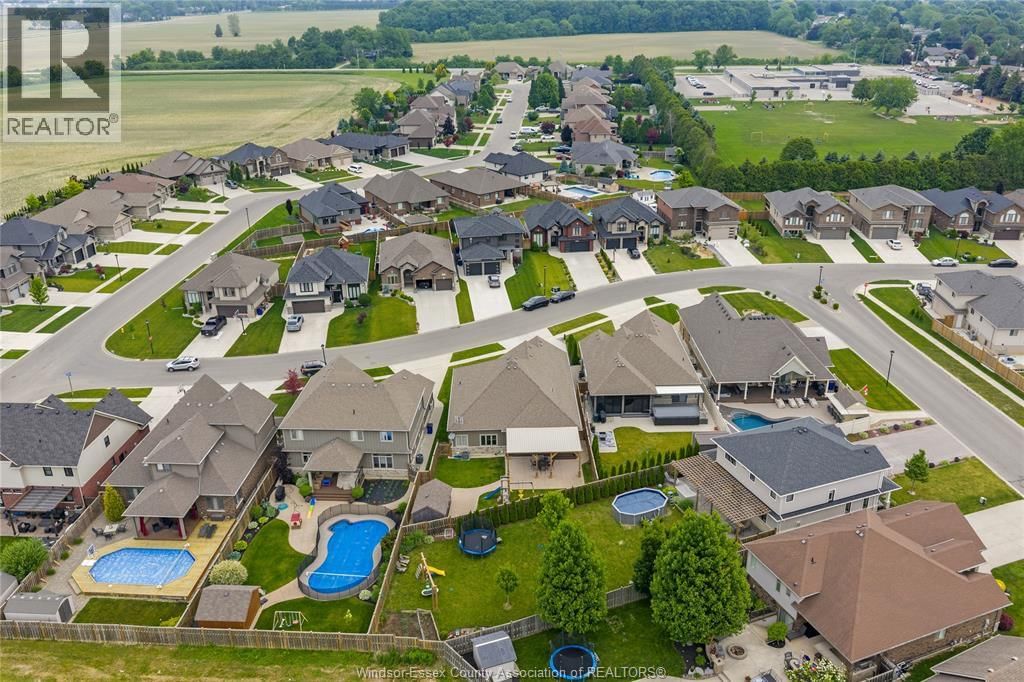 24 PEACHTREE LANE Image 43