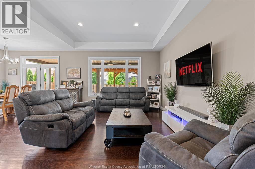 24 PEACHTREE LANE Image 8