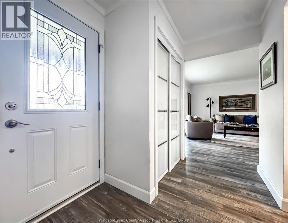 276 FAIRWAY CRESCENT Image 2