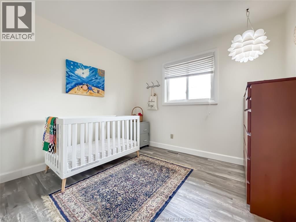 276 FAIRWAY CRESCENT Image 20