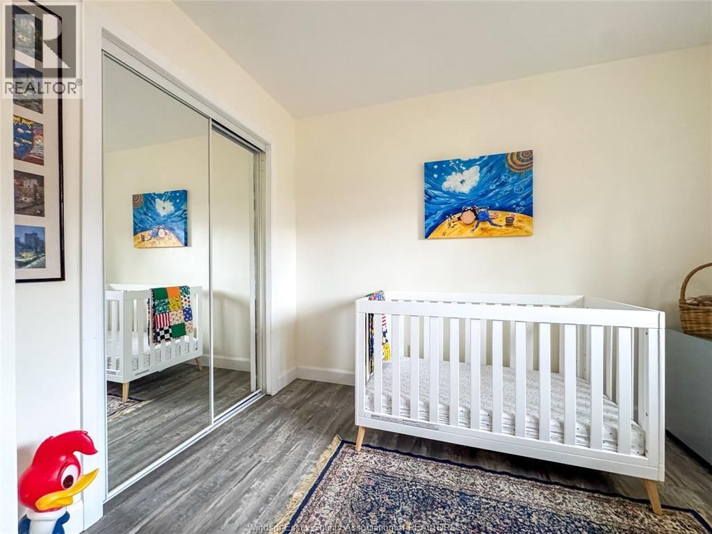 276 FAIRWAY CRESCENT Image 21