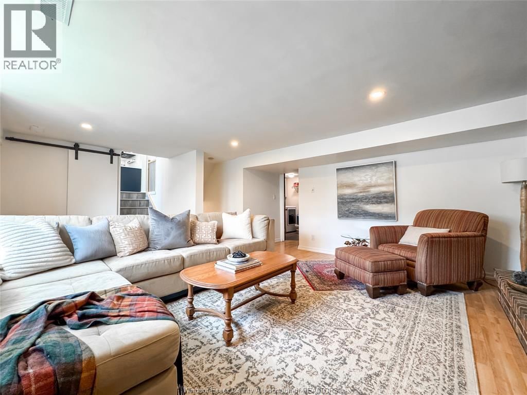 276 FAIRWAY CRESCENT Image 25