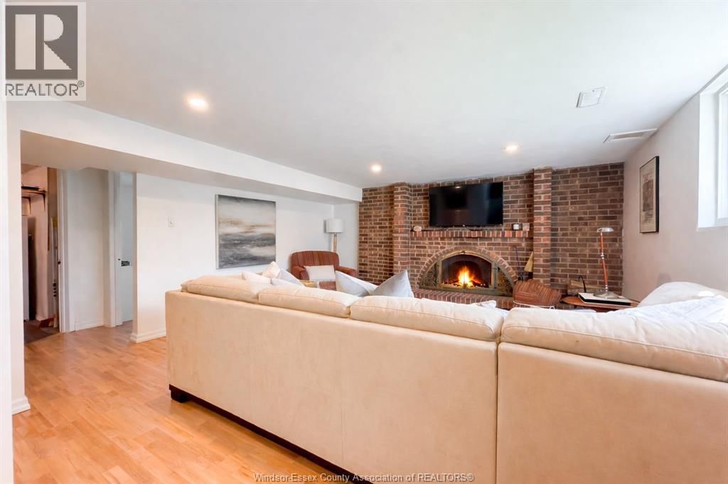 276 FAIRWAY CRESCENT Image 26