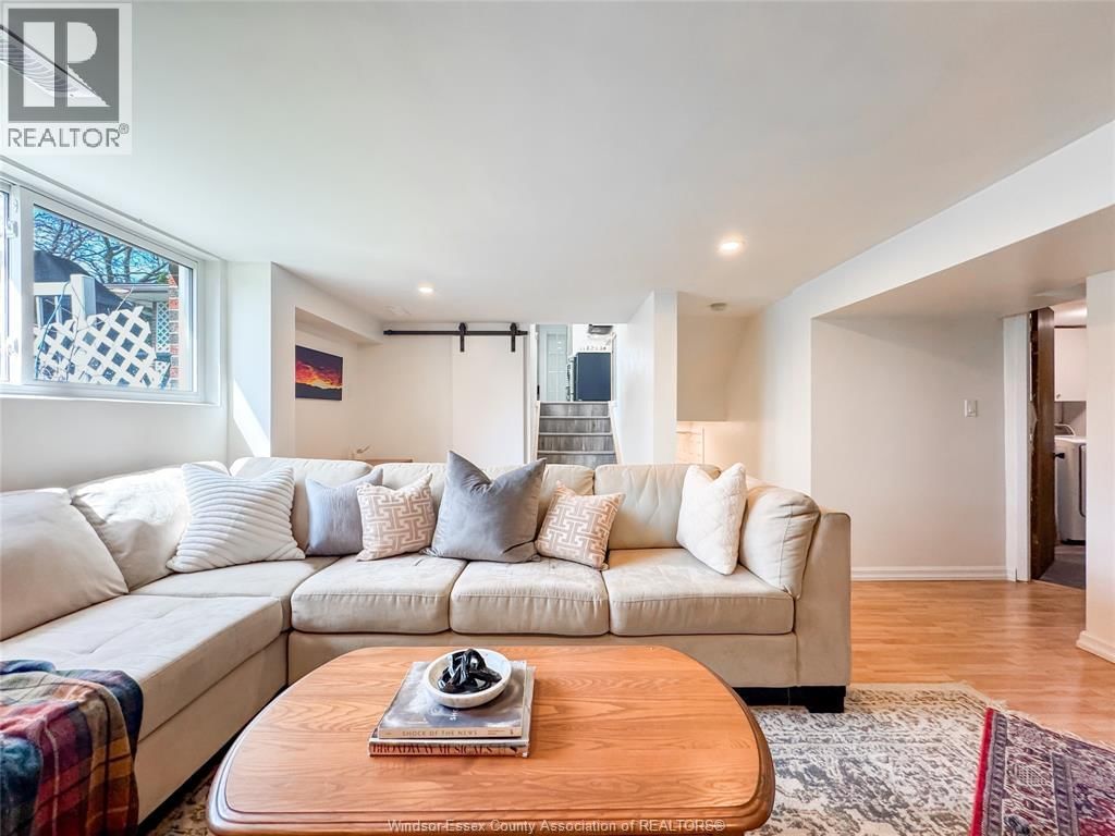 276 FAIRWAY CRESCENT Image 27