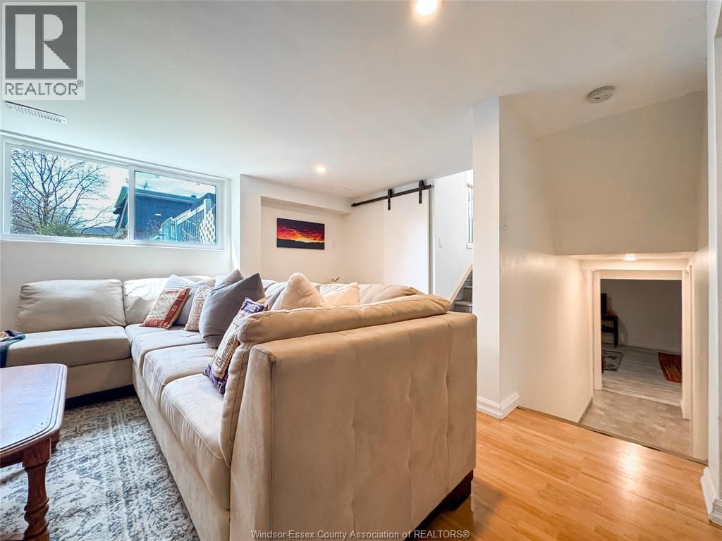 276 FAIRWAY CRESCENT Image 28