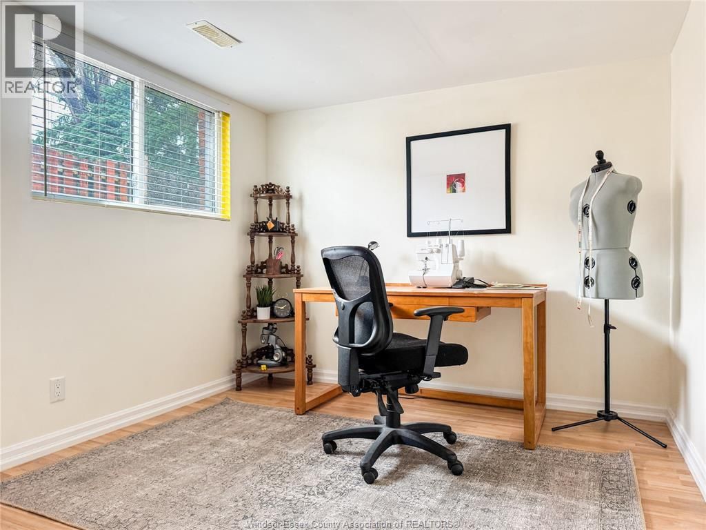 276 FAIRWAY CRESCENT Image 32