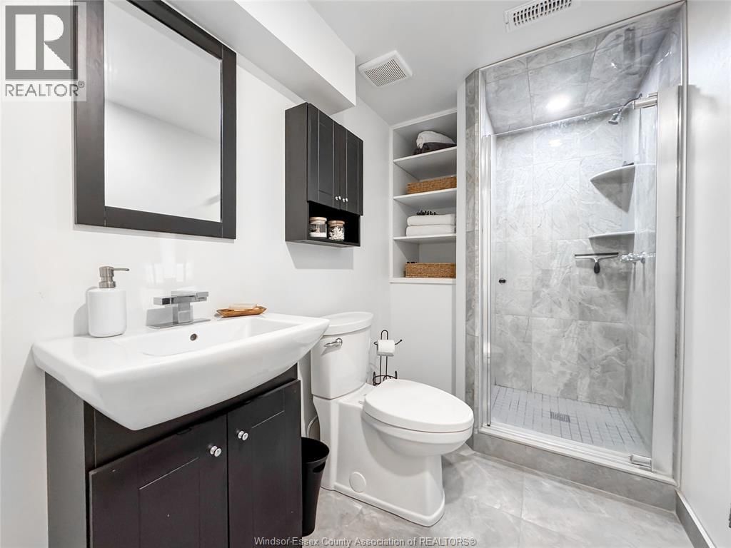 276 FAIRWAY CRESCENT Image 33