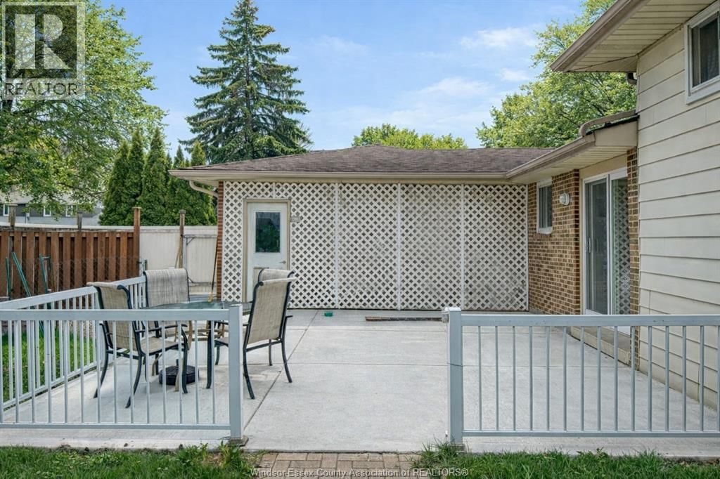 276 FAIRWAY CRESCENT Image 37