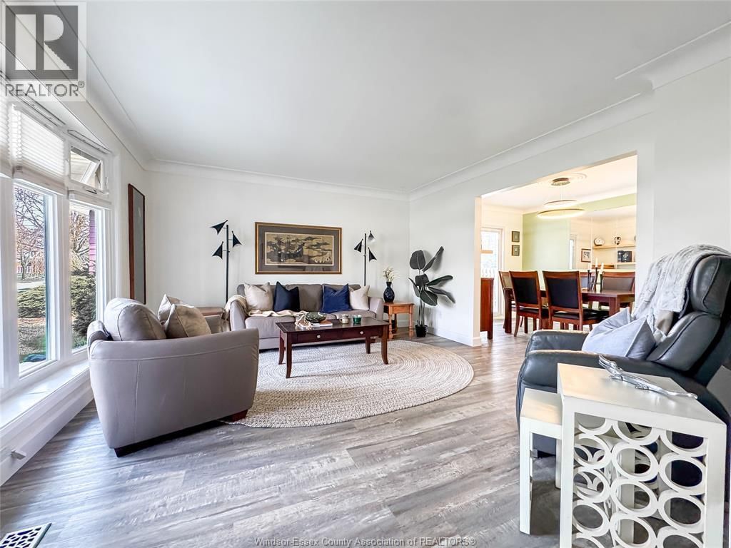 276 FAIRWAY CRESCENT Image 4