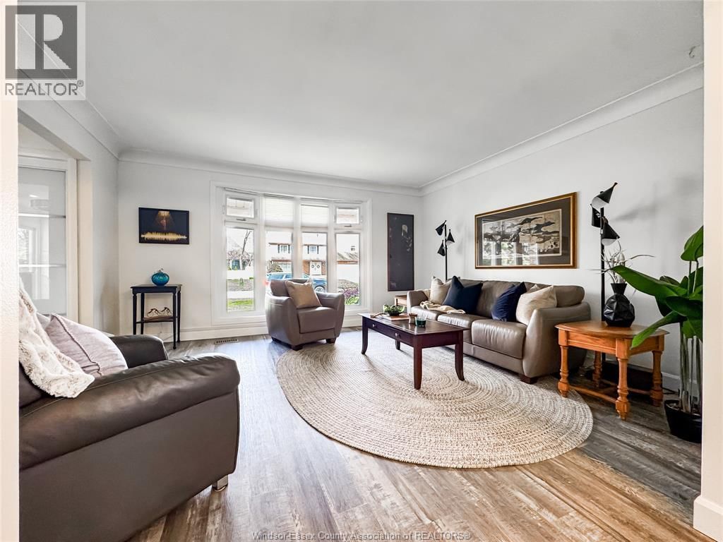 276 FAIRWAY CRESCENT Image 7