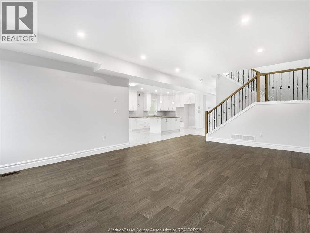 216 COWAN COURT Image 15