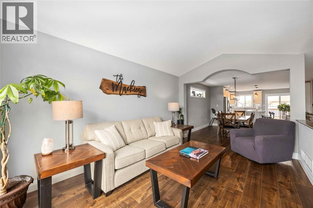 310 LEXINGTON BOULEVARD Image 11