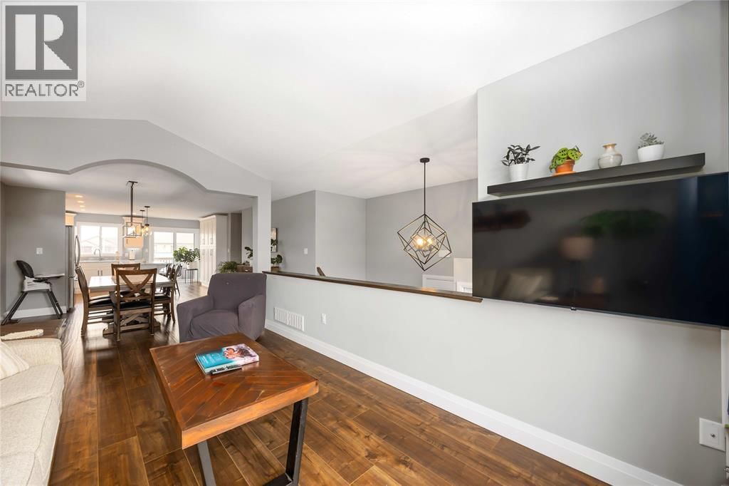 310 LEXINGTON BOULEVARD Image 12