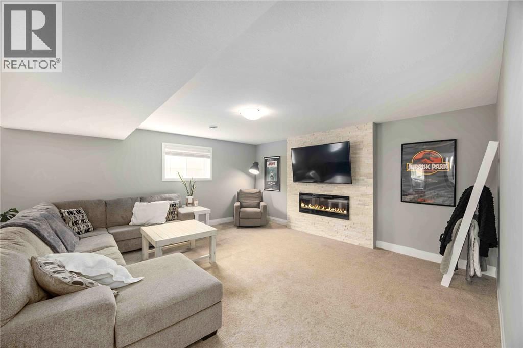 310 LEXINGTON BOULEVARD Image 25