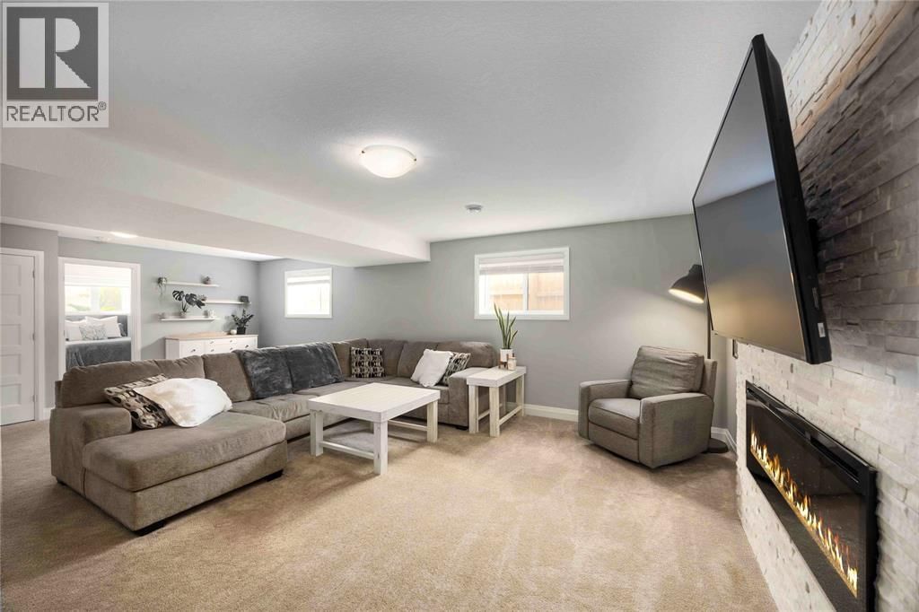 310 LEXINGTON BOULEVARD Image 26