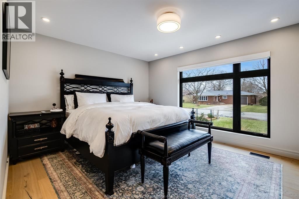 20 ELIZABETH CRESCENT Image 26