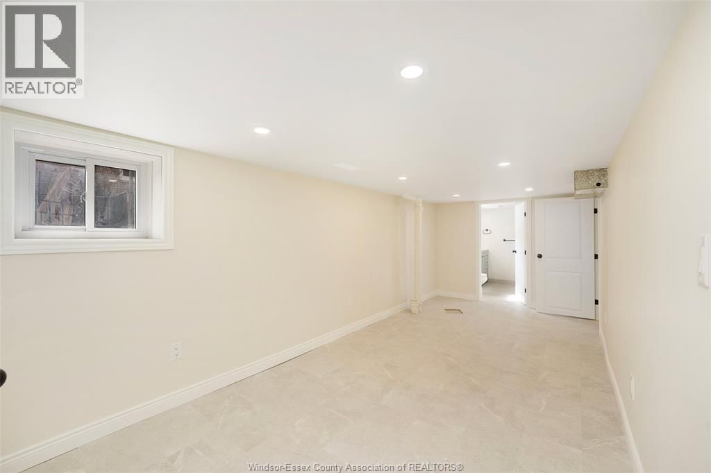 1006 PILLETTE ROAD Image 10