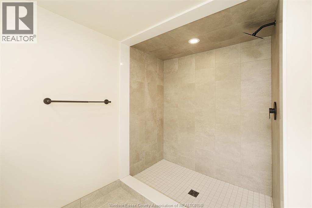 1006 PILLETTE ROAD Image 11