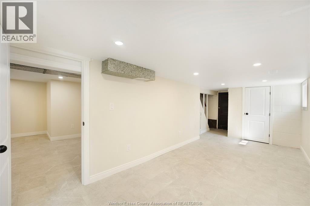 1006 PILLETTE ROAD Image 12