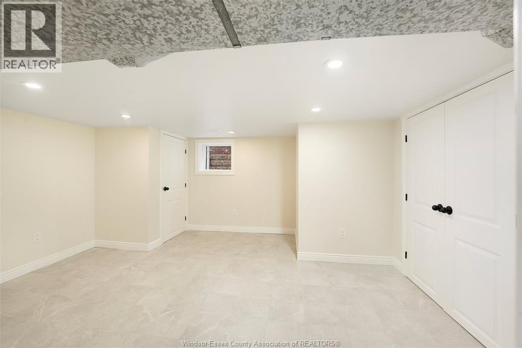 1006 PILLETTE ROAD Image 14