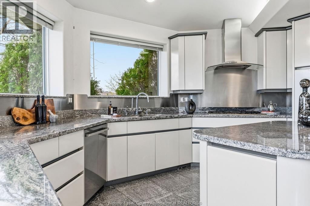 4572 LAKE GRANDE COURT Image 18