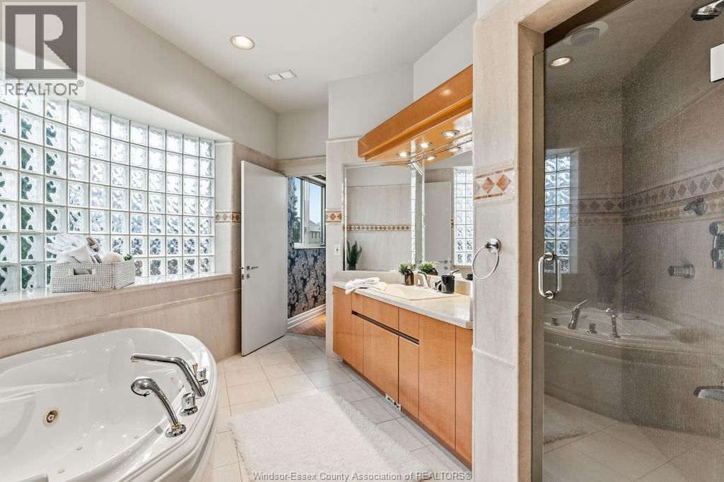 4572 LAKE GRANDE COURT Image 25