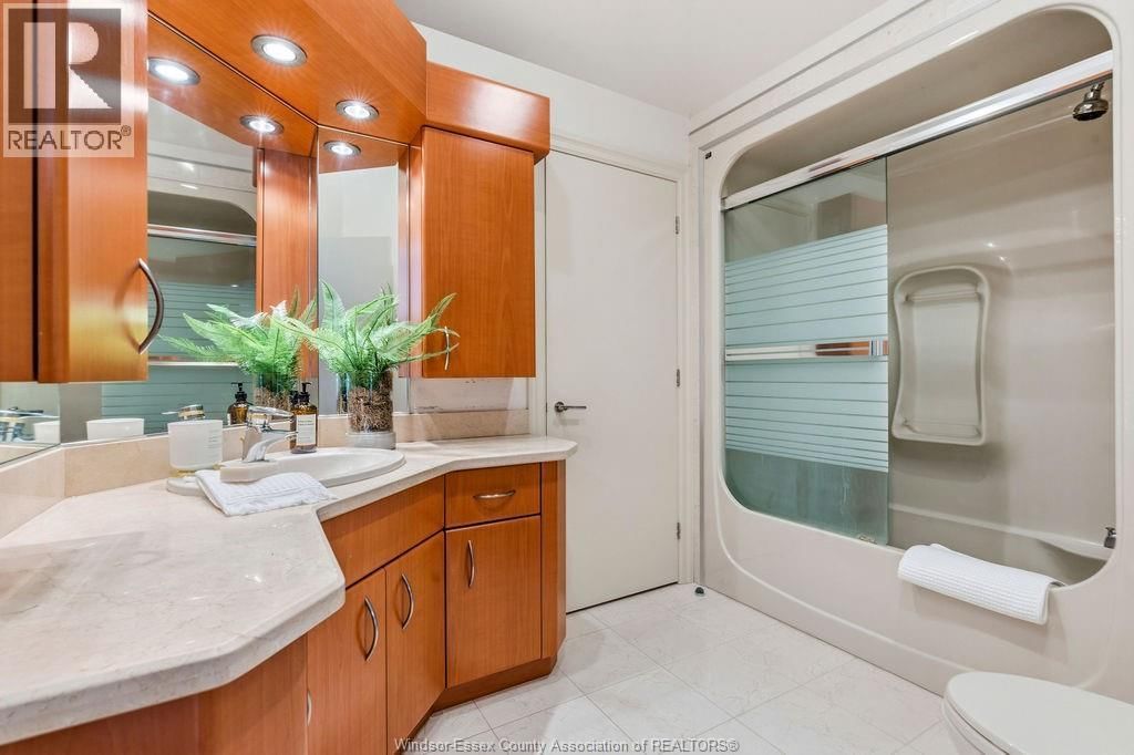 4572 LAKE GRANDE COURT Image 32