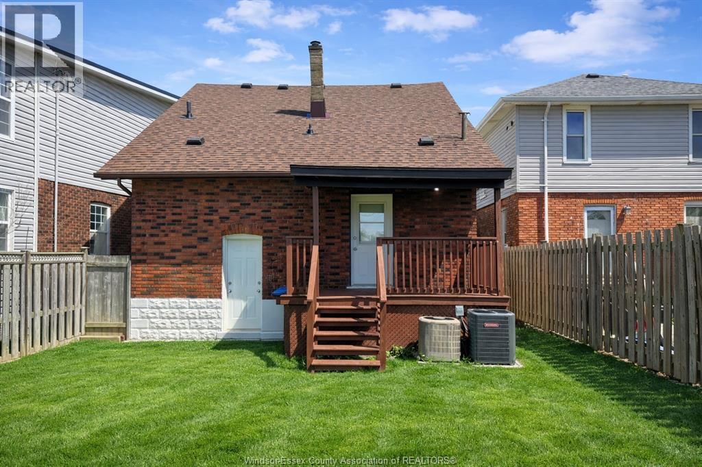 UPPER - 1351 MARENTETTE AVE Image 11