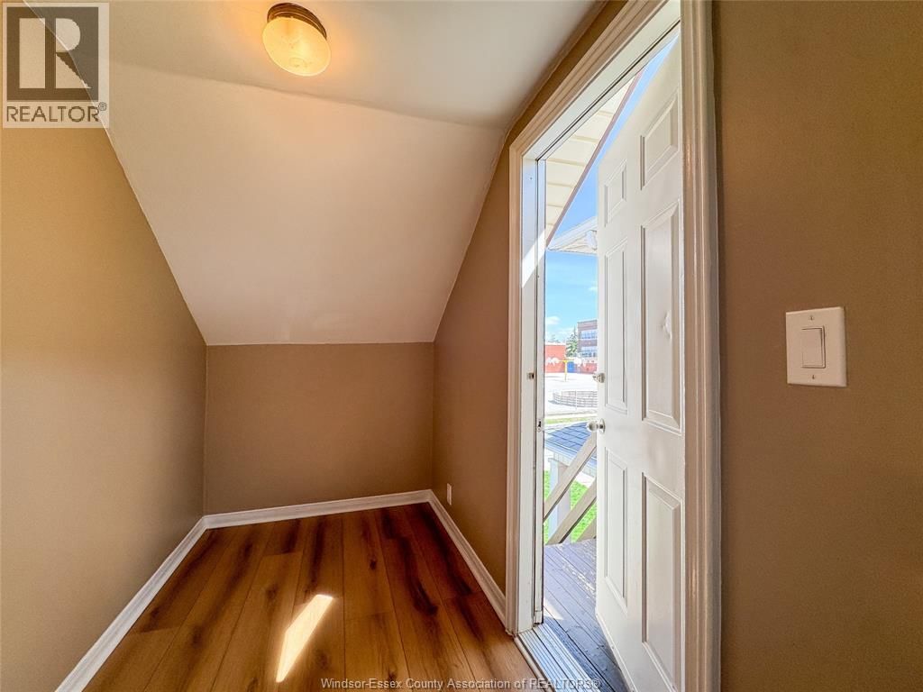 UPPER - 1351 MARENTETTE AVE Image 8